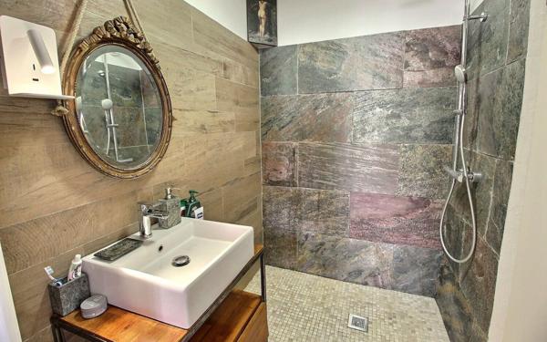 Appartement à vendre    2 pièces • 75 m2 Marseille 2