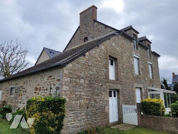 Une maison proche du centre de Pleurtuit, des écoles et des commerces comprenant : 
Au rez-de-...