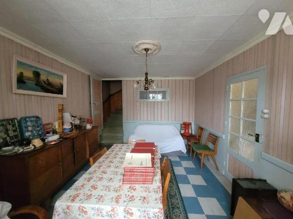 Une maison proche du centre de Pleurtuit, des écoles et des commerces comprenant : 
Au rez-de-...