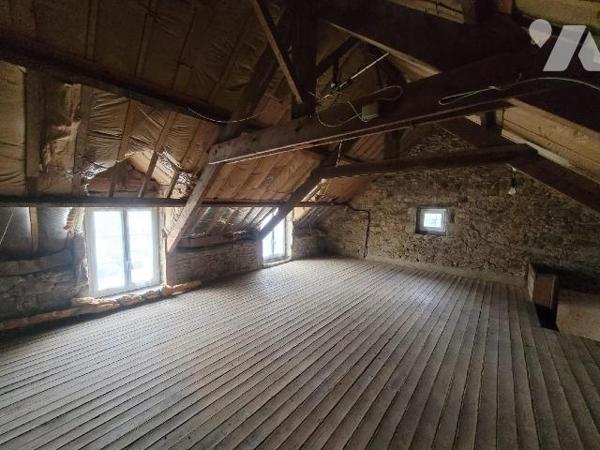 Une maison proche du centre de Pleurtuit, des écoles et des commerces comprenant : 
Au rez-de-...