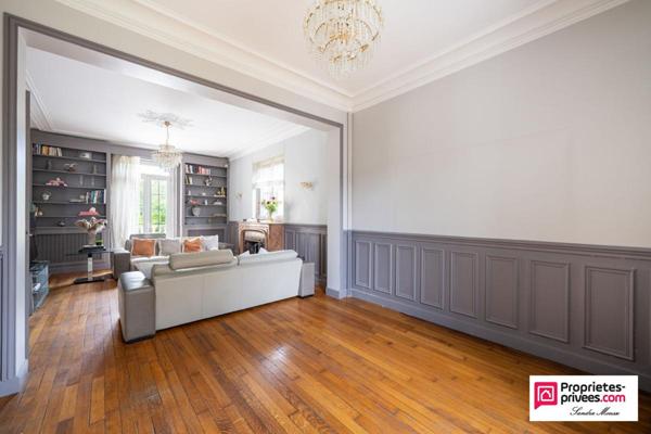 Élégante maison de 236 m² sur un terrain de 1 400 m²