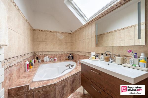 Élégante maison de 236 m² sur un terrain de 1 400 m²