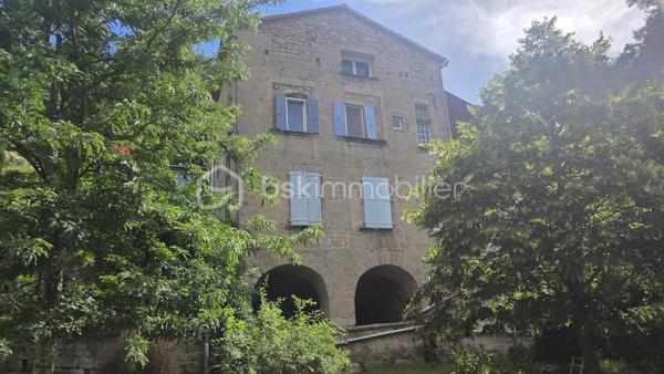 Dominant un environnement naturel préservé, cette propriété remarquable, autrefois intégrée au prestigieux château de Montréal, constitue un témoignage rare de l'architecture médiévale ardéchoise. Édifiée autour d'un authentique donjon du XIIᵉ siècle, elle offre aujourd'hui un subtil équilibre entre patrimoine historique, élégance et qualité de vie.

Développant près de 350 m² habitables, la propriété se compose d'une vaste habitation principale complétée par deux appartements indépendants, tous deux référencés Gîtes de France, permettant d'envisager une activité d'accueil de qualité ou de recevoir famille et invités dans des conditions privilégiées.

La partie la plus ancienne de la demeure a conservé des éléments architecturaux d'une rare authenticité. On y découvre un magnifique plafond voûté, un sol d'origine, des cloisons en pierre ainsi qu'un remarquable escalier médiéval, admirablement préservés. Ces éléments confèrent à la propriété une identité exceptionnelle et plongent immédiatement le visiteur dans plusieurs siècles d'histoire.

Le domaine s'étend sur plus de 8 000 m², aménagés en restanques, ces terrasses de pierre typiques des paysages ardéchois qui structurent harmonieusement le relief et offrent une succession d'espaces intimistes baignés de lumière.

Le parc, véritable jardin botanique à ciel ouvert, rassemble plus de trente essences d'arbres différentes, fruitières et ornementales, offrant un spectacle renouvelé au fil des saisons. Vergers, arbres d'ombrage, bambouseraie et végétation méditerranéenne composent un environnement d'une richesse remarquable, traversé par une source naturelle qui apporte fraîcheur et sérénité à l'ensemble de la propriété.

Parfaitement intégrée à cet écrin de verdure, une piscine de 8 x 4 mètres invite à la détente dans un cadre d'une rare tranquillité.

Les propriétaires ont constamment veillé à préserver et valoriser cette demeure au fil des années. La toiture a été entièrement refaite, le chauffage est assuré par une pompe à chaleur air/eau performante et les ouvertures sont équipées de moustiquaires, garantissant un confort contemporain sans jamais altérer le caractère des lieux.

Située à quelques minutes seulement du cœur historique de Largentière, cette propriété bénéficie d'un emplacement privilégié, offrant un parfait équilibre entre intimité, nature et proximité des commerces et services.

Rare sur le marché, cette demeure séduira les amateurs de patrimoine, d'architecture et de nature en quête d'un lieu de vie singulier ou d'une résidence de prestige à fort potentiel touristique. Plus qu'une propriété, c'est un véritable fragment d'histoire où l'authenticité médiévale dialogue harmonieusement avec le confort d'aujourd'hui, au cœur d'un domaine paysager d'une beauté exceptionnelle.