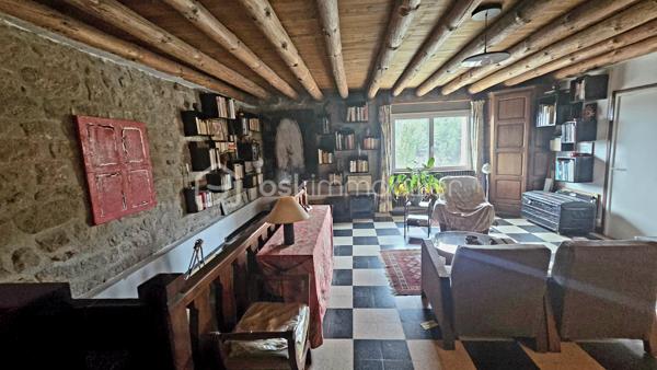 Dominant un environnement naturel préservé, cette propriété remarquable, autrefois intégrée au prestigieux château de Montréal, constitue un témoignage rare de l'architecture médiévale ardéchoise. Édifiée autour d'un authentique donjon du XIIᵉ siècle, elle offre aujourd'hui un subtil équilibre entre patrimoine historique, élégance et qualité de vie.

Développant près de 350 m² habitables, la propriété se compose d'une vaste habitation principale complétée par deux appartements indépendants, tous deux référencés Gîtes de France, permettant d'envisager une activité d'accueil de qualité ou de recevoir famille et invités dans des conditions privilégiées.

La partie la plus ancienne de la demeure a conservé des éléments architecturaux d'une rare authenticité. On y découvre un magnifique plafond voûté, un sol d'origine, des cloisons en pierre ainsi qu'un remarquable escalier médiéval, admirablement préservés. Ces éléments confèrent à la propriété une identité exceptionnelle et plongent immédiatement le visiteur dans plusieurs siècles d'histoire.

Le domaine s'étend sur plus de 8 000 m², aménagés en restanques, ces terrasses de pierre typiques des paysages ardéchois qui structurent harmonieusement le relief et offrent une succession d'espaces intimistes baignés de lumière.

Le parc, véritable jardin botanique à ciel ouvert, rassemble plus de trente essences d'arbres différentes, fruitières et ornementales, offrant un spectacle renouvelé au fil des saisons. Vergers, arbres d'ombrage, bambouseraie et végétation méditerranéenne composent un environnement d'une richesse remarquable, traversé par une source naturelle qui apporte fraîcheur et sérénité à l'ensemble de la propriété.

Parfaitement intégrée à cet écrin de verdure, une piscine de 8 x 4 mètres invite à la détente dans un cadre d'une rare tranquillité.

Les propriétaires ont constamment veillé à préserver et valoriser cette demeure au fil des années. La toiture a été entièrement refaite, le chauffage est assuré par une pompe à chaleur air/eau performante et les ouvertures sont équipées de moustiquaires, garantissant un confort contemporain sans jamais altérer le caractère des lieux.

Située à quelques minutes seulement du cœur historique de Largentière, cette propriété bénéficie d'un emplacement privilégié, offrant un parfait équilibre entre intimité, nature et proximité des commerces et services.

Rare sur le marché, cette demeure séduira les amateurs de patrimoine, d'architecture et de nature en quête d'un lieu de vie singulier ou d'une résidence de prestige à fort potentiel touristique. Plus qu'une propriété, c'est un véritable fragment d'histoire où l'authenticité médiévale dialogue harmonieusement avec le confort d'aujourd'hui, au cœur d'un domaine paysager d'une beauté exceptionnelle.