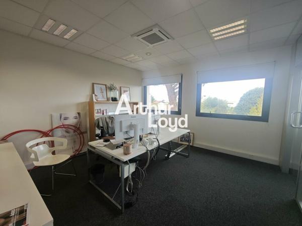 A LOUER BUREAUX DE 190M² + 7 PLACES DE PARKING EN PARFAIT ETAT AVEC VUE DEGAGEE SUR ST PAUL DE VENCE