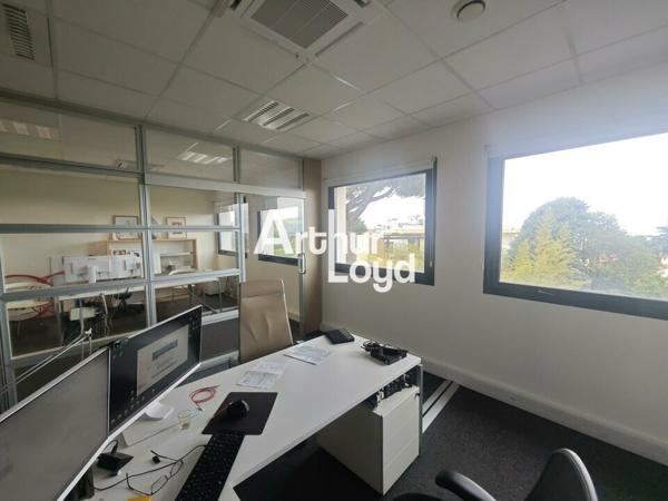 A LOUER BUREAUX DE 190M² + 7 PLACES DE PARKING EN PARFAIT ETAT AVEC VUE DEGAGEE SUR ST PAUL DE VENCE