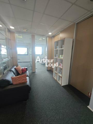 A LOUER BUREAUX DE 190M² + 7 PLACES DE PARKING EN PARFAIT ETAT AVEC VUE DEGAGEE SUR ST PAUL DE VENCE