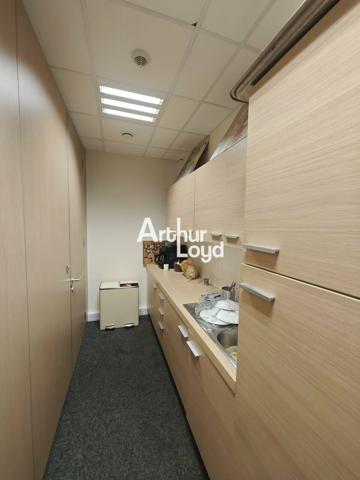 A LOUER BUREAUX DE 190M² + 7 PLACES DE PARKING EN PARFAIT ETAT AVEC VUE DEGAGEE SUR ST PAUL DE VENCE