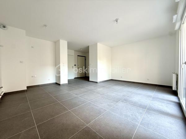 BAYARD IMMOBILIER vous invite à découvrir ce superbe appartement T1 neuf de 36,90 m² avec terrasse, situé en rez-de-jardin, à proximité des commerces, écoles et transports. Idéal primo-accédant, investisseur ou profession libérale.

Vous accéderez à votre appartement par une entrée privative qui dessert seulement 2 biens.   Il se compose d’une belle pièce de vie de 25,70 m² s’ouvrant sur une terrasse profitable de 7,8 m² sans vis-à-vis et au calme côté jardin.
Vous disposerez d'une salle de bains moderne et d'un toilette indépendant.  

Un garage boxé en sous-sol est disponible en sus du prix.  

Les + : Emplacement idéal à proximité des commerces, transports et écoles, confort moderne et prestations de qualité, très bon diagnostic de performance énergétique, livraison immédiate, frais de notaire réduits, visiophone, local vélos…

D'autres lots disponibles, consultez-nous pour plus d'informations !