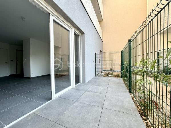 BAYARD IMMOBILIER vous invite à découvrir ce superbe appartement T1 neuf de 36,90 m² avec terrasse, situé en rez-de-jardin, à proximité des commerces, écoles et transports. Idéal primo-accédant, investisseur ou profession libérale.

Vous accéderez à votre appartement par une entrée privative qui dessert seulement 2 biens.   Il se compose d’une belle pièce de vie de 25,70 m² s’ouvrant sur une terrasse profitable de 7,8 m² sans vis-à-vis et au calme côté jardin.
Vous disposerez d'une salle de bains moderne et d'un toilette indépendant.  

Un garage boxé en sous-sol est disponible en sus du prix.  

Les + : Emplacement idéal à proximité des commerces, transports et écoles, confort moderne et prestations de qualité, très bon diagnostic de performance énergétique, livraison immédiate, frais de notaire réduits, visiophone, local vélos…

D'autres lots disponibles, consultez-nous pour plus d'informations !