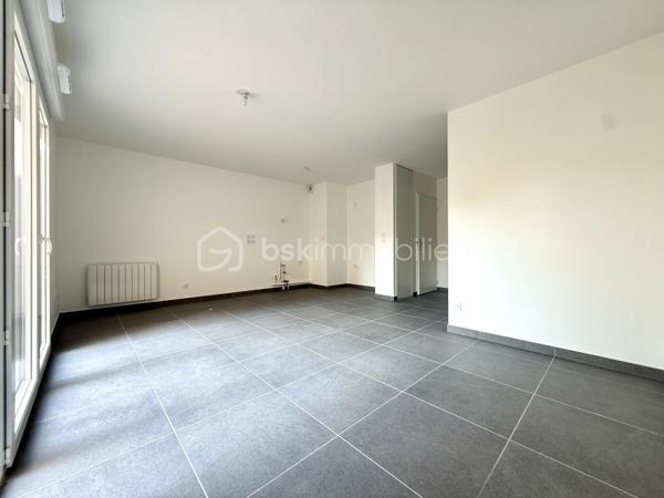 BAYARD IMMOBILIER vous invite à découvrir ce superbe appartement T1 neuf de 36,90 m² avec terrasse, situé en rez-de-jardin, à proximité des commerces, écoles et transports. Idéal primo-accédant, investisseur ou profession libérale.

Vous accéderez à votre appartement par une entrée privative qui dessert seulement 2 biens.   Il se compose d’une belle pièce de vie de 25,70 m² s’ouvrant sur une terrasse profitable de 7,8 m² sans vis-à-vis et au calme côté jardin.
Vous disposerez d'une salle de bains moderne et d'un toilette indépendant.  

Un garage boxé en sous-sol est disponible en sus du prix.  

Les + : Emplacement idéal à proximité des commerces, transports et écoles, confort moderne et prestations de qualité, très bon diagnostic de performance énergétique, livraison immédiate, frais de notaire réduits, visiophone, local vélos…

D'autres lots disponibles, consultez-nous pour plus d'informations !