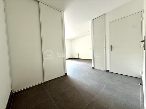 BAYARD IMMOBILIER vous invite à découvrir ce superbe appartement T1 neuf de 36,90 m² avec terrasse, situé en rez-de-jardin, à proximité des commerces, écoles et transports. Idéal primo-accédant, investisseur ou profession libérale.

Vous accéderez à votre appartement par une entrée privative qui dessert seulement 2 biens.   Il se compose d’une belle pièce de vie de 25,70 m² s’ouvrant sur une terrasse profitable de 7,8 m² sans vis-à-vis et au calme côté jardin.
Vous disposerez d'une salle de bains moderne et d'un toilette indépendant.  

Un garage boxé en sous-sol est disponible en sus du prix.  

Les + : Emplacement idéal à proximité des commerces, transports et écoles, confort moderne et prestations de qualité, très bon diagnostic de performance énergétique, livraison immédiate, frais de notaire réduits, visiophone, local vélos…

D'autres lots disponibles, consultez-nous pour plus d'informations !