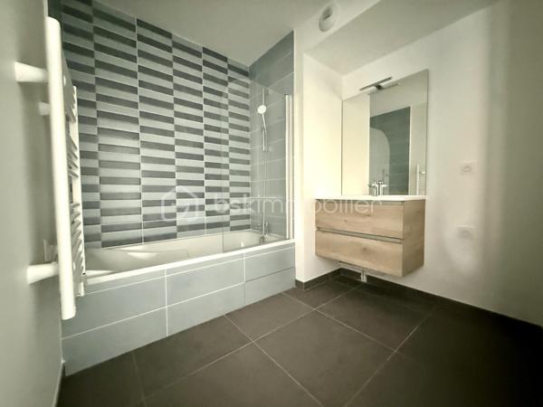 BAYARD IMMOBILIER vous invite à découvrir ce superbe appartement T1 neuf de 36,90 m² avec terrasse, situé en rez-de-jardin, à proximité des commerces, écoles et transports. Idéal primo-accédant, investisseur ou profession libérale.

Vous accéderez à votre appartement par une entrée privative qui dessert seulement 2 biens.   Il se compose d’une belle pièce de vie de 25,70 m² s’ouvrant sur une terrasse profitable de 7,8 m² sans vis-à-vis et au calme côté jardin.
Vous disposerez d'une salle de bains moderne et d'un toilette indépendant.  

Un garage boxé en sous-sol est disponible en sus du prix.  

Les + : Emplacement idéal à proximité des commerces, transports et écoles, confort moderne et prestations de qualité, très bon diagnostic de performance énergétique, livraison immédiate, frais de notaire réduits, visiophone, local vélos…

D'autres lots disponibles, consultez-nous pour plus d'informations !