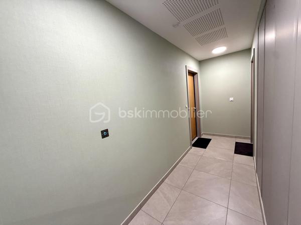 BAYARD IMMOBILIER vous invite à découvrir ce superbe appartement T1 neuf de 36,90 m² avec terrasse, situé en rez-de-jardin, à proximité des commerces, écoles et transports. Idéal primo-accédant, investisseur ou profession libérale.

Vous accéderez à votre appartement par une entrée privative qui dessert seulement 2 biens.   Il se compose d’une belle pièce de vie de 25,70 m² s’ouvrant sur une terrasse profitable de 7,8 m² sans vis-à-vis et au calme côté jardin.
Vous disposerez d'une salle de bains moderne et d'un toilette indépendant.  

Un garage boxé en sous-sol est disponible en sus du prix.  

Les + : Emplacement idéal à proximité des commerces, transports et écoles, confort moderne et prestations de qualité, très bon diagnostic de performance énergétique, livraison immédiate, frais de notaire réduits, visiophone, local vélos…

D'autres lots disponibles, consultez-nous pour plus d'informations !