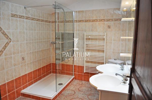 Duplex 87 m² avec terrasse – Centre historique de Sisteron