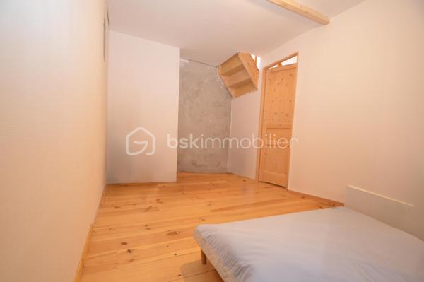 Située au cœur d’Espira-de-l’Agly, cette superbe maison de village répertoriée au Patrimoine de France développe environ 136 m² habitables et séduit immédiatement par son authenticité et son cachet exceptionnel. Derrière sa belle façade à la chaux se dévoilent de magnifiques poutres apparentes, de superbes murs en pierre et une atmosphère chaleureuse mêlant charme de l’ancien et confort moderne.
Au rez-de-chaussée, vous découvrirez un vaste garage d’environ 70 m² comprenant une buanderie, un espace bureau ainsi qu’un hammam, idéal pour profiter de véritables moments de détente à domicile.
Le premier étage offre une agréable pièce de vie lumineuse d’environ 40 m² composée d’un salon-séjour convivial avec cheminée à insert et d’une cuisine ouverte parfaitement intégrée. Un WC indépendant complète ce niveau.
Au deuxième étage se trouve l’espace nuit avec deux belles chambres, un dressing ainsi qu’une élégante salle de bain équipée d’une douche à l’italienne, d’une baignoire et d’une double vasque.
Le dernier niveau propose une pièce supplémentaire pouvant être aménagée selon vos envies : salle de jeux, bureau, atelier ou espace loisirs.
Cette maison bénéficie de prestations de qualité : climatisation à chaque étage, double vitrage et proximité immédiate des commerces et commodités.
Un bien rare et plein de caractère, idéal pour les amoureux d’authenticité à la recherche d’un cadre de vie chaleureux et atypique.