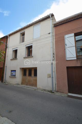 Située au cœur d’Espira-de-l’Agly, cette superbe maison de village répertoriée au Patrimoine de France développe environ 136 m² habitables et séduit immédiatement par son authenticité et son cachet exceptionnel. Derrière sa belle façade à la chaux se dévoilent de magnifiques poutres apparentes, de superbes murs en pierre et une atmosphère chaleureuse mêlant charme de l’ancien et confort moderne.
Au rez-de-chaussée, vous découvrirez un vaste garage d’environ 70 m² comprenant une buanderie, un espace bureau ainsi qu’un hammam, idéal pour profiter de véritables moments de détente à domicile.
Le premier étage offre une agréable pièce de vie lumineuse d’environ 40 m² composée d’un salon-séjour convivial avec cheminée à insert et d’une cuisine ouverte parfaitement intégrée. Un WC indépendant complète ce niveau.
Au deuxième étage se trouve l’espace nuit avec deux belles chambres, un dressing ainsi qu’une élégante salle de bain équipée d’une douche à l’italienne, d’une baignoire et d’une double vasque.
Le dernier niveau propose une pièce supplémentaire pouvant être aménagée selon vos envies : salle de jeux, bureau, atelier ou espace loisirs.
Cette maison bénéficie de prestations de qualité : climatisation à chaque étage, double vitrage et proximité immédiate des commerces et commodités.
Un bien rare et plein de caractère, idéal pour les amoureux d’authenticité à la recherche d’un cadre de vie chaleureux et atypique.