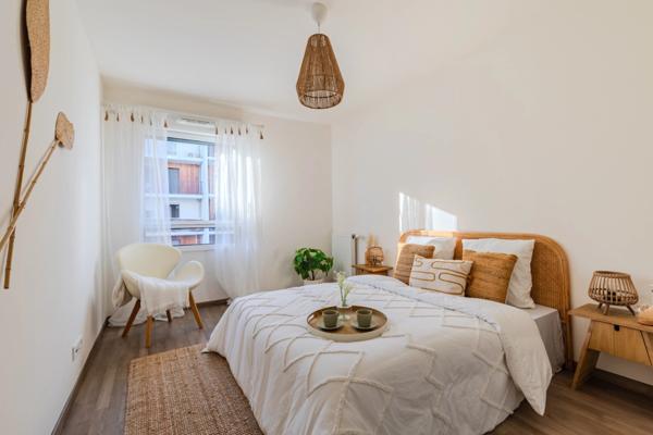 T3 traversant avec balcon dans résidence végétalisée – Bassins à Flot