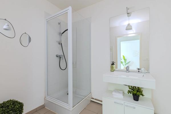 T3 traversant avec balcon dans résidence végétalisée – Bassins à Flot