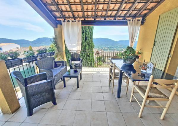 COUP-DE-COEUR à Bagnols-en-Forêt !

Venez poser vos valises dans cette charmante maison de village entièrement rénovée, à seulement 20 minutes de FRÉJUS et des plages de la méditerranée, au point culminant du centre du village provençal de BAGNOLS-EN-FORET.

Lumineuse, d'une superficie totale de 114 m², elle offre une magnifique vue dégagée sur les Gorges du Blavet et le Massif forestier de l'Estérel.
À proximité des commerces (supermarché, station essence, boulangerie, tabac, poste, restaurants, cave à vins, pharmacie, médecins) et à deux pas de l'école maternelle et primaire. 

Exposée au sud / sud- ouest, avec une terrasse conviviale, ce bien possède de beaux volumes :
Une entrée donne accès à une cuisine moderne aux nombreux rangements ainsi qu'un séjour lumineux et chaleureux équipé de la climatisation ainsi que de la fibre optique. Au même niveau, un dégagement avec placard, une chambre de 13 m² avec une belle vue sur l'Oliveraie, une salle d'eau avec fenêtre et wc indépendant.
À l'étage vous profiterez de 2 vastes chambres avec coin bureau possible, une pièce d'eau avec fenêtre et wc intégré.

L'aéroport international Nice Côte d'Azur est à 55 minutes.

N'hésitez-pas à venir visiter ce havre de paix en contactant votre agent référent Déborah FAYOLLE au 07.84.60.88.91