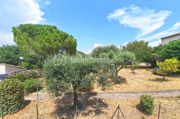 COUP-DE-COEUR à Bagnols-en-Forêt !

Venez poser vos valises dans cette charmante maison de village entièrement rénovée, à seulement 20 minutes de FRÉJUS et des plages de la méditerranée, au point culminant du centre du village provençal de BAGNOLS-EN-FORET.

Lumineuse, d'une superficie totale de 114 m², elle offre une magnifique vue dégagée sur les Gorges du Blavet et le Massif forestier de l'Estérel.
À proximité des commerces (supermarché, station essence, boulangerie, tabac, poste, restaurants, cave à vins, pharmacie, médecins) et à deux pas de l'école maternelle et primaire. 

Exposée au sud / sud- ouest, avec une terrasse conviviale, ce bien possède de beaux volumes :
Une entrée donne accès à une cuisine moderne aux nombreux rangements ainsi qu'un séjour lumineux et chaleureux équipé de la climatisation ainsi que de la fibre optique. Au même niveau, un dégagement avec placard, une chambre de 13 m² avec une belle vue sur l'Oliveraie, une salle d'eau avec fenêtre et wc indépendant.
À l'étage vous profiterez de 2 vastes chambres avec coin bureau possible, une pièce d'eau avec fenêtre et wc intégré.

L'aéroport international Nice Côte d'Azur est à 55 minutes.

N'hésitez-pas à venir visiter ce havre de paix en contactant votre agent référent Déborah FAYOLLE au 07.84.60.88.91