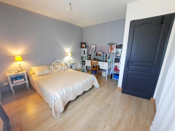 COUP-DE-COEUR à Bagnols-en-Forêt !

Venez poser vos valises dans cette charmante maison de village entièrement rénovée, à seulement 20 minutes de FRÉJUS et des plages de la méditerranée, au point culminant du centre du village provençal de BAGNOLS-EN-FORET.

Lumineuse, d'une superficie totale de 114 m², elle offre une magnifique vue dégagée sur les Gorges du Blavet et le Massif forestier de l'Estérel.
À proximité des commerces (supermarché, station essence, boulangerie, tabac, poste, restaurants, cave à vins, pharmacie, médecins) et à deux pas de l'école maternelle et primaire. 

Exposée au sud / sud- ouest, avec une terrasse conviviale, ce bien possède de beaux volumes :
Une entrée donne accès à une cuisine moderne aux nombreux rangements ainsi qu'un séjour lumineux et chaleureux équipé de la climatisation ainsi que de la fibre optique. Au même niveau, un dégagement avec placard, une chambre de 13 m² avec une belle vue sur l'Oliveraie, une salle d'eau avec fenêtre et wc indépendant.
À l'étage vous profiterez de 2 vastes chambres avec coin bureau possible, une pièce d'eau avec fenêtre et wc intégré.

L'aéroport international Nice Côte d'Azur est à 55 minutes.

N'hésitez-pas à venir visiter ce havre de paix en contactant votre agent référent Déborah FAYOLLE au 07.84.60.88.91