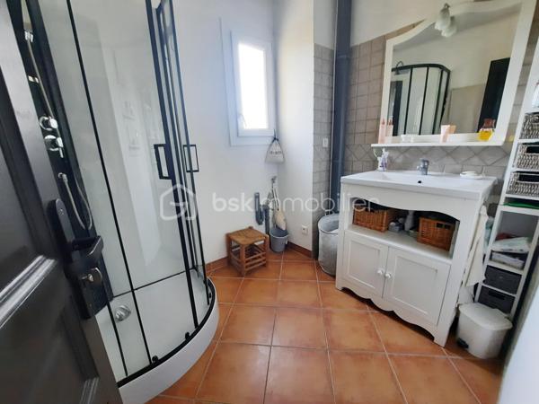 COUP-DE-COEUR à Bagnols-en-Forêt !

Venez poser vos valises dans cette charmante maison de village entièrement rénovée, à seulement 20 minutes de FRÉJUS et des plages de la méditerranée, au point culminant du centre du village provençal de BAGNOLS-EN-FORET.

Lumineuse, d'une superficie totale de 114 m², elle offre une magnifique vue dégagée sur les Gorges du Blavet et le Massif forestier de l'Estérel.
À proximité des commerces (supermarché, station essence, boulangerie, tabac, poste, restaurants, cave à vins, pharmacie, médecins) et à deux pas de l'école maternelle et primaire. 

Exposée au sud / sud- ouest, avec une terrasse conviviale, ce bien possède de beaux volumes :
Une entrée donne accès à une cuisine moderne aux nombreux rangements ainsi qu'un séjour lumineux et chaleureux équipé de la climatisation ainsi que de la fibre optique. Au même niveau, un dégagement avec placard, une chambre de 13 m² avec une belle vue sur l'Oliveraie, une salle d'eau avec fenêtre et wc indépendant.
À l'étage vous profiterez de 2 vastes chambres avec coin bureau possible, une pièce d'eau avec fenêtre et wc intégré.

L'aéroport international Nice Côte d'Azur est à 55 minutes.

N'hésitez-pas à venir visiter ce havre de paix en contactant votre agent référent Déborah FAYOLLE au 07.84.60.88.91