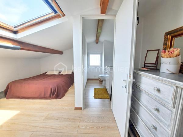 COUP-DE-COEUR à Bagnols-en-Forêt !

Venez poser vos valises dans cette charmante maison de village entièrement rénovée, à seulement 20 minutes de FRÉJUS et des plages de la méditerranée, au point culminant du centre du village provençal de BAGNOLS-EN-FORET.

Lumineuse, d'une superficie totale de 114 m², elle offre une magnifique vue dégagée sur les Gorges du Blavet et le Massif forestier de l'Estérel.
À proximité des commerces (supermarché, station essence, boulangerie, tabac, poste, restaurants, cave à vins, pharmacie, médecins) et à deux pas de l'école maternelle et primaire. 

Exposée au sud / sud- ouest, avec une terrasse conviviale, ce bien possède de beaux volumes :
Une entrée donne accès à une cuisine moderne aux nombreux rangements ainsi qu'un séjour lumineux et chaleureux équipé de la climatisation ainsi que de la fibre optique. Au même niveau, un dégagement avec placard, une chambre de 13 m² avec une belle vue sur l'Oliveraie, une salle d'eau avec fenêtre et wc indépendant.
À l'étage vous profiterez de 2 vastes chambres avec coin bureau possible, une pièce d'eau avec fenêtre et wc intégré.

L'aéroport international Nice Côte d'Azur est à 55 minutes.

N'hésitez-pas à venir visiter ce havre de paix en contactant votre agent référent Déborah FAYOLLE au 07.84.60.88.91