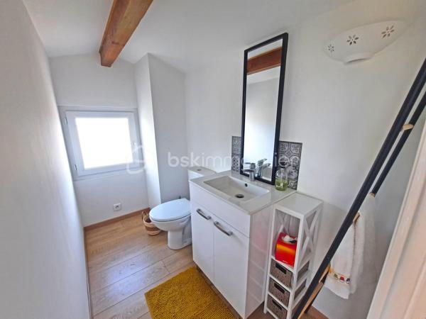 COUP-DE-COEUR à Bagnols-en-Forêt !

Venez poser vos valises dans cette charmante maison de village entièrement rénovée, à seulement 20 minutes de FRÉJUS et des plages de la méditerranée, au point culminant du centre du village provençal de BAGNOLS-EN-FORET.

Lumineuse, d'une superficie totale de 114 m², elle offre une magnifique vue dégagée sur les Gorges du Blavet et le Massif forestier de l'Estérel.
À proximité des commerces (supermarché, station essence, boulangerie, tabac, poste, restaurants, cave à vins, pharmacie, médecins) et à deux pas de l'école maternelle et primaire. 

Exposée au sud / sud- ouest, avec une terrasse conviviale, ce bien possède de beaux volumes :
Une entrée donne accès à une cuisine moderne aux nombreux rangements ainsi qu'un séjour lumineux et chaleureux équipé de la climatisation ainsi que de la fibre optique. Au même niveau, un dégagement avec placard, une chambre de 13 m² avec une belle vue sur l'Oliveraie, une salle d'eau avec fenêtre et wc indépendant.
À l'étage vous profiterez de 2 vastes chambres avec coin bureau possible, une pièce d'eau avec fenêtre et wc intégré.

L'aéroport international Nice Côte d'Azur est à 55 minutes.

N'hésitez-pas à venir visiter ce havre de paix en contactant votre agent référent Déborah FAYOLLE au 07.84.60.88.91