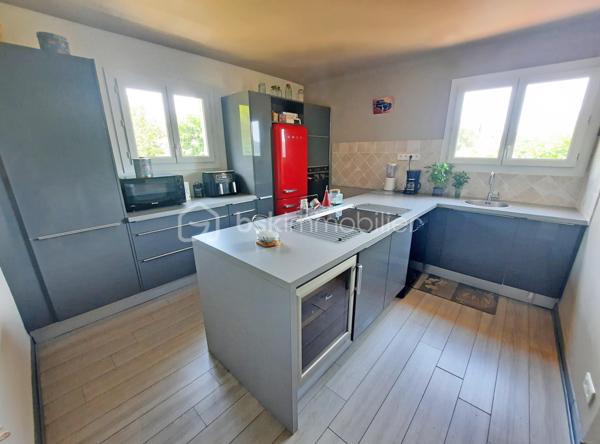 COUP-DE-COEUR à Bagnols-en-Forêt !

Venez poser vos valises dans cette charmante maison de village entièrement rénovée, à seulement 20 minutes de FRÉJUS et des plages de la méditerranée, au point culminant du centre du village provençal de BAGNOLS-EN-FORET.

Lumineuse, d'une superficie totale de 114 m², elle offre une magnifique vue dégagée sur les Gorges du Blavet et le Massif forestier de l'Estérel.
À proximité des commerces (supermarché, station essence, boulangerie, tabac, poste, restaurants, cave à vins, pharmacie, médecins) et à deux pas de l'école maternelle et primaire. 

Exposée au sud / sud- ouest, avec une terrasse conviviale, ce bien possède de beaux volumes :
Une entrée donne accès à une cuisine moderne aux nombreux rangements ainsi qu'un séjour lumineux et chaleureux équipé de la climatisation ainsi que de la fibre optique. Au même niveau, un dégagement avec placard, une chambre de 13 m² avec une belle vue sur l'Oliveraie, une salle d'eau avec fenêtre et wc indépendant.
À l'étage vous profiterez de 2 vastes chambres avec coin bureau possible, une pièce d'eau avec fenêtre et wc intégré.

L'aéroport international Nice Côte d'Azur est à 55 minutes.

N'hésitez-pas à venir visiter ce havre de paix en contactant votre agent référent Déborah FAYOLLE au 07.84.60.88.91