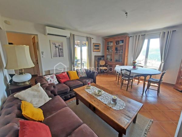 COUP-DE-COEUR à Bagnols-en-Forêt !

Venez poser vos valises dans cette charmante maison de village entièrement rénovée, à seulement 20 minutes de FRÉJUS et des plages de la méditerranée, au point culminant du centre du village provençal de BAGNOLS-EN-FORET.

Lumineuse, d'une superficie totale de 114 m², elle offre une magnifique vue dégagée sur les Gorges du Blavet et le Massif forestier de l'Estérel.
À proximité des commerces (supermarché, station essence, boulangerie, tabac, poste, restaurants, cave à vins, pharmacie, médecins) et à deux pas de l'école maternelle et primaire. 

Exposée au sud / sud- ouest, avec une terrasse conviviale, ce bien possède de beaux volumes :
Une entrée donne accès à une cuisine moderne aux nombreux rangements ainsi qu'un séjour lumineux et chaleureux équipé de la climatisation ainsi que de la fibre optique. Au même niveau, un dégagement avec placard, une chambre de 13 m² avec une belle vue sur l'Oliveraie, une salle d'eau avec fenêtre et wc indépendant.
À l'étage vous profiterez de 2 vastes chambres avec coin bureau possible, une pièce d'eau avec fenêtre et wc intégré.

L'aéroport international Nice Côte d'Azur est à 55 minutes.

N'hésitez-pas à venir visiter ce havre de paix en contactant votre agent référent Déborah FAYOLLE au 07.84.60.88.91