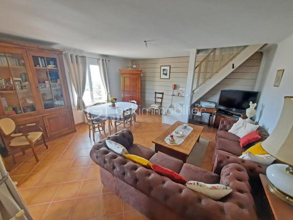 COUP-DE-COEUR à Bagnols-en-Forêt !

Venez poser vos valises dans cette charmante maison de village entièrement rénovée, à seulement 20 minutes de FRÉJUS et des plages de la méditerranée, au point culminant du centre du village provençal de BAGNOLS-EN-FORET.

Lumineuse, d'une superficie totale de 114 m², elle offre une magnifique vue dégagée sur les Gorges du Blavet et le Massif forestier de l'Estérel.
À proximité des commerces (supermarché, station essence, boulangerie, tabac, poste, restaurants, cave à vins, pharmacie, médecins) et à deux pas de l'école maternelle et primaire. 

Exposée au sud / sud- ouest, avec une terrasse conviviale, ce bien possède de beaux volumes :
Une entrée donne accès à une cuisine moderne aux nombreux rangements ainsi qu'un séjour lumineux et chaleureux équipé de la climatisation ainsi que de la fibre optique. Au même niveau, un dégagement avec placard, une chambre de 13 m² avec une belle vue sur l'Oliveraie, une salle d'eau avec fenêtre et wc indépendant.
À l'étage vous profiterez de 2 vastes chambres avec coin bureau possible, une pièce d'eau avec fenêtre et wc intégré.

L'aéroport international Nice Côte d'Azur est à 55 minutes.

N'hésitez-pas à venir visiter ce havre de paix en contactant votre agent référent Déborah FAYOLLE au 07.84.60.88.91
