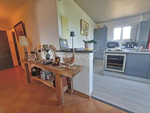COUP-DE-COEUR à Bagnols-en-Forêt !

Venez poser vos valises dans cette charmante maison de village entièrement rénovée, à seulement 20 minutes de FRÉJUS et des plages de la méditerranée, au point culminant du centre du village provençal de BAGNOLS-EN-FORET.

Lumineuse, d'une superficie totale de 114 m², elle offre une magnifique vue dégagée sur les Gorges du Blavet et le Massif forestier de l'Estérel.
À proximité des commerces (supermarché, station essence, boulangerie, tabac, poste, restaurants, cave à vins, pharmacie, médecins) et à deux pas de l'école maternelle et primaire. 

Exposée au sud / sud- ouest, avec une terrasse conviviale, ce bien possède de beaux volumes :
Une entrée donne accès à une cuisine moderne aux nombreux rangements ainsi qu'un séjour lumineux et chaleureux équipé de la climatisation ainsi que de la fibre optique. Au même niveau, un dégagement avec placard, une chambre de 13 m² avec une belle vue sur l'Oliveraie, une salle d'eau avec fenêtre et wc indépendant.
À l'étage vous profiterez de 2 vastes chambres avec coin bureau possible, une pièce d'eau avec fenêtre et wc intégré.

L'aéroport international Nice Côte d'Azur est à 55 minutes.

N'hésitez-pas à venir visiter ce havre de paix en contactant votre agent référent Déborah FAYOLLE au 07.84.60.88.91