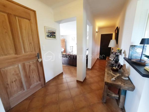 COUP-DE-COEUR à Bagnols-en-Forêt !

Venez poser vos valises dans cette charmante maison de village entièrement rénovée, à seulement 20 minutes de FRÉJUS et des plages de la méditerranée, au point culminant du centre du village provençal de BAGNOLS-EN-FORET.

Lumineuse, d'une superficie totale de 114 m², elle offre une magnifique vue dégagée sur les Gorges du Blavet et le Massif forestier de l'Estérel.
À proximité des commerces (supermarché, station essence, boulangerie, tabac, poste, restaurants, cave à vins, pharmacie, médecins) et à deux pas de l'école maternelle et primaire. 

Exposée au sud / sud- ouest, avec une terrasse conviviale, ce bien possède de beaux volumes :
Une entrée donne accès à une cuisine moderne aux nombreux rangements ainsi qu'un séjour lumineux et chaleureux équipé de la climatisation ainsi que de la fibre optique. Au même niveau, un dégagement avec placard, une chambre de 13 m² avec une belle vue sur l'Oliveraie, une salle d'eau avec fenêtre et wc indépendant.
À l'étage vous profiterez de 2 vastes chambres avec coin bureau possible, une pièce d'eau avec fenêtre et wc intégré.

L'aéroport international Nice Côte d'Azur est à 55 minutes.

N'hésitez-pas à venir visiter ce havre de paix en contactant votre agent référent Déborah FAYOLLE au 07.84.60.88.91