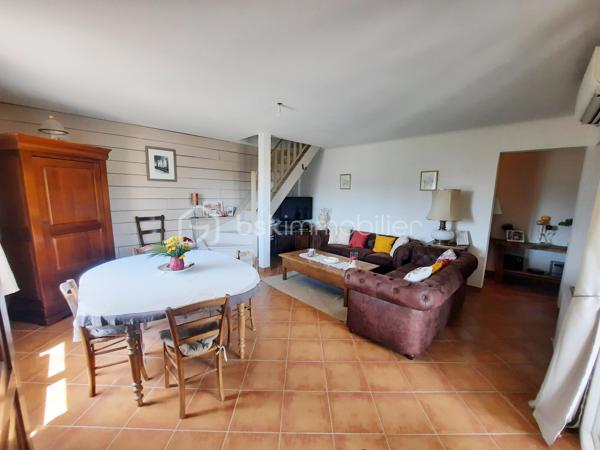 COUP-DE-COEUR à Bagnols-en-Forêt !

Venez poser vos valises dans cette charmante maison de village entièrement rénovée, à seulement 20 minutes de FRÉJUS et des plages de la méditerranée, au point culminant du centre du village provençal de BAGNOLS-EN-FORET.

Lumineuse, d'une superficie totale de 114 m², elle offre une magnifique vue dégagée sur les Gorges du Blavet et le Massif forestier de l'Estérel.
À proximité des commerces (supermarché, station essence, boulangerie, tabac, poste, restaurants, cave à vins, pharmacie, médecins) et à deux pas de l'école maternelle et primaire. 

Exposée au sud / sud- ouest, avec une terrasse conviviale, ce bien possède de beaux volumes :
Une entrée donne accès à une cuisine moderne aux nombreux rangements ainsi qu'un séjour lumineux et chaleureux équipé de la climatisation ainsi que de la fibre optique. Au même niveau, un dégagement avec placard, une chambre de 13 m² avec une belle vue sur l'Oliveraie, une salle d'eau avec fenêtre et wc indépendant.
À l'étage vous profiterez de 2 vastes chambres avec coin bureau possible, une pièce d'eau avec fenêtre et wc intégré.

L'aéroport international Nice Côte d'Azur est à 55 minutes.

N'hésitez-pas à venir visiter ce havre de paix en contactant votre agent référent Déborah FAYOLLE au 07.84.60.88.91