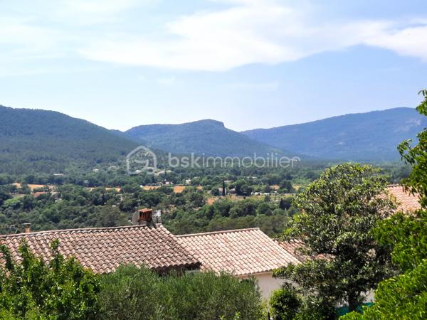 COUP-DE-COEUR à Bagnols-en-Forêt !

Venez poser vos valises dans cette charmante maison de village entièrement rénovée, à seulement 20 minutes de FRÉJUS et des plages de la méditerranée, au point culminant du centre du village provençal de BAGNOLS-EN-FORET.

Lumineuse, d'une superficie totale de 114 m², elle offre une magnifique vue dégagée sur les Gorges du Blavet et le Massif forestier de l'Estérel.
À proximité des commerces (supermarché, station essence, boulangerie, tabac, poste, restaurants, cave à vins, pharmacie, médecins) et à deux pas de l'école maternelle et primaire. 

Exposée au sud / sud- ouest, avec une terrasse conviviale, ce bien possède de beaux volumes :
Une entrée donne accès à une cuisine moderne aux nombreux rangements ainsi qu'un séjour lumineux et chaleureux équipé de la climatisation ainsi que de la fibre optique. Au même niveau, un dégagement avec placard, une chambre de 13 m² avec une belle vue sur l'Oliveraie, une salle d'eau avec fenêtre et wc indépendant.
À l'étage vous profiterez de 2 vastes chambres avec coin bureau possible, une pièce d'eau avec fenêtre et wc intégré.

L'aéroport international Nice Côte d'Azur est à 55 minutes.

N'hésitez-pas à venir visiter ce havre de paix en contactant votre agent référent Déborah FAYOLLE au 07.84.60.88.91
