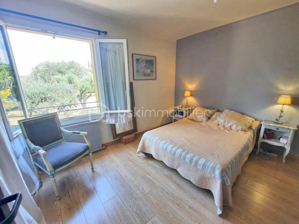 COUP-DE-COEUR à Bagnols-en-Forêt !

Venez poser vos valises dans cette charmante maison de village entièrement rénovée, à seulement 20 minutes de FRÉJUS et des plages de la méditerranée, au point culminant du centre du village provençal de BAGNOLS-EN-FORET.

Lumineuse, d'une superficie totale de 114 m², elle offre une magnifique vue dégagée sur les Gorges du Blavet et le Massif forestier de l'Estérel.
À proximité des commerces (supermarché, station essence, boulangerie, tabac, poste, restaurants, cave à vins, pharmacie, médecins) et à deux pas de l'école maternelle et primaire. 

Exposée au sud / sud- ouest, avec une terrasse conviviale, ce bien possède de beaux volumes :
Une entrée donne accès à une cuisine moderne aux nombreux rangements ainsi qu'un séjour lumineux et chaleureux équipé de la climatisation ainsi que de la fibre optique. Au même niveau, un dégagement avec placard, une chambre de 13 m² avec une belle vue sur l'Oliveraie, une salle d'eau avec fenêtre et wc indépendant.
À l'étage vous profiterez de 2 vastes chambres avec coin bureau possible, une pièce d'eau avec fenêtre et wc intégré.

L'aéroport international Nice Côte d'Azur est à 55 minutes.

N'hésitez-pas à venir visiter ce havre de paix en contactant votre agent référent Déborah FAYOLLE au 07.84.60.88.91
