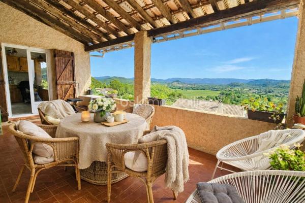 TARADEAU – Votre conseillère Fabienne Rigaud vous propose de découvrir cette agréable maison située dans un environnement résidentiel calme et recherché.

Cette maison de 100 m2, édifiée en 1980 sur une parcelle de 560 m², se compose d’un séjour climatisé lumineux donnant sur une grande terrasse couverte avec une magnifique vue panoramique, d’une grande cuisine séparée, de deux chambres, d’une salle de bains (baignoire + douche), wc séparé , cellier ainsi que d’un garage de 20 m² + cave.

Le bien est élevé sur deux niveaux et offre un cadre de vie paisible, à proximité des commodités du village.

La propriété dispose d’une dépendance de 20 m² au rez de chaussée (douche, wc et kitchinette)  permettant la création d’un espace indépendant professionnel, d’un projet locatif ou suite parentale. L’ensemble présente un fort potentiel d’aménagement.

Les points forts :  
– Quartier calme et résidentiel
– Terrain agréable avec vue exceptionnelle
– Dépendance de 20 m² offrant un potentiel supplémentaire

Pour tout renseignement ou pour organiser une visite contactez Fabienne RIGAUD au 06 60 81 38 06 ou par mail : f.rigaud@bskimmobilier.com