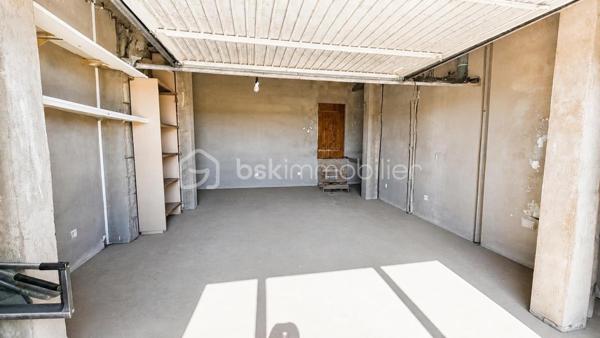 TARADEAU – Votre conseillère Fabienne Rigaud vous propose de découvrir cette agréable maison située dans un environnement résidentiel calme et recherché.

Cette maison de 100 m2, édifiée en 1980 sur une parcelle de 560 m², se compose d’un séjour climatisé lumineux donnant sur une grande terrasse couverte avec une magnifique vue panoramique, d’une grande cuisine séparée, de deux chambres, d’une salle de bains (baignoire + douche), wc séparé , cellier ainsi que d’un garage de 20 m² + cave.

Le bien est élevé sur deux niveaux et offre un cadre de vie paisible, à proximité des commodités du village.

La propriété dispose d’une dépendance de 20 m² au rez de chaussée (douche, wc et kitchinette)  permettant la création d’un espace indépendant professionnel, d’un projet locatif ou suite parentale. L’ensemble présente un fort potentiel d’aménagement.

Les points forts :  
– Quartier calme et résidentiel
– Terrain agréable avec vue exceptionnelle
– Dépendance de 20 m² offrant un potentiel supplémentaire

Pour tout renseignement ou pour organiser une visite contactez Fabienne RIGAUD au 06 60 81 38 06 ou par mail : f.rigaud@bskimmobilier.com