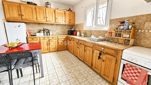 TARADEAU – Votre conseillère Fabienne Rigaud vous propose de découvrir cette agréable maison située dans un environnement résidentiel calme et recherché.

Cette maison de 100 m2, édifiée en 1980 sur une parcelle de 560 m², se compose d’un séjour climatisé lumineux donnant sur une grande terrasse couverte avec une magnifique vue panoramique, d’une grande cuisine séparée, de deux chambres, d’une salle de bains (baignoire + douche), wc séparé , cellier ainsi que d’un garage de 20 m² + cave.

Le bien est élevé sur deux niveaux et offre un cadre de vie paisible, à proximité des commodités du village.

La propriété dispose d’une dépendance de 20 m² au rez de chaussée (douche, wc et kitchinette)  permettant la création d’un espace indépendant professionnel, d’un projet locatif ou suite parentale. L’ensemble présente un fort potentiel d’aménagement.

Les points forts :  
– Quartier calme et résidentiel
– Terrain agréable avec vue exceptionnelle
– Dépendance de 20 m² offrant un potentiel supplémentaire

Pour tout renseignement ou pour organiser une visite contactez Fabienne RIGAUD au 06 60 81 38 06 ou par mail : f.rigaud@bskimmobilier.com