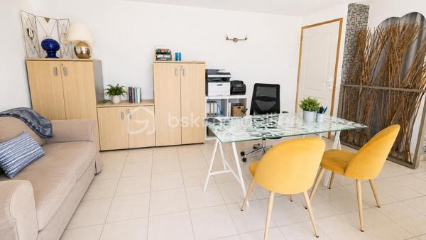 TARADEAU – Votre conseillère Fabienne Rigaud vous propose de découvrir cette agréable maison située dans un environnement résidentiel calme et recherché.

Cette maison de 100 m2, édifiée en 1980 sur une parcelle de 560 m², se compose d’un séjour climatisé lumineux donnant sur une grande terrasse couverte avec une magnifique vue panoramique, d’une grande cuisine séparée, de deux chambres, d’une salle de bains (baignoire + douche), wc séparé , cellier ainsi que d’un garage de 20 m² + cave.

Le bien est élevé sur deux niveaux et offre un cadre de vie paisible, à proximité des commodités du village.

La propriété dispose d’une dépendance de 20 m² au rez de chaussée (douche, wc et kitchinette)  permettant la création d’un espace indépendant professionnel, d’un projet locatif ou suite parentale. L’ensemble présente un fort potentiel d’aménagement.

Les points forts :  
– Quartier calme et résidentiel
– Terrain agréable avec vue exceptionnelle
– Dépendance de 20 m² offrant un potentiel supplémentaire

Pour tout renseignement ou pour organiser une visite contactez Fabienne RIGAUD au 06 60 81 38 06 ou par mail : f.rigaud@bskimmobilier.com
