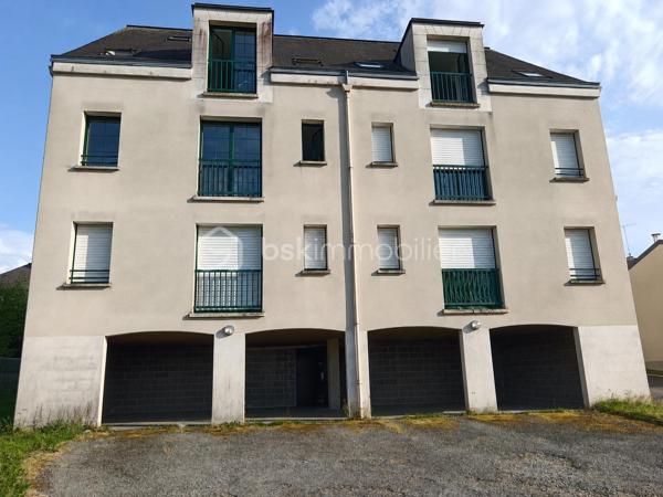Dans un environnement calme et verdoyant, découvrez ce bel appartement T3 de 68,29 m² Loi Carrez, situé en rez-de-chaussée surélevé (sur l'arrière du bâtiment), d'une petite copropriété de seulement 6 logements construite en 1995.

Entièrement rénové avec goût, il offre une agréable pièce de vie lumineuse avec salon-séjour et cuisine aménagée et équipée, profitant d'une magnifique vue dégagée sur la campagne environnante. L'espace nuit comprend deux chambres avec placards, une salle d'eau moderne ainsi qu'un WC indépendant.

Vous apprécierez son emplacement privilégié : à seulement quelques minutes à pied du centre-ville, dans une rue paisible, au contact de la nature.

Les atouts :
✔ Appartement entièrement rénové
✔ Vue dégagée sur la campagne
✔ Petite copropriété de 6 logements
✔ À deux pas du centre-ville
✔ Environnement calme et verdoyant
✔ Place de parking attribuée
✔ Cave privative d'environ 9 m²
✔ Cour arrière commune
✔ Faibles charges de copropriété

Une belle opportunité pour une résidence principale ou un investissement locatif dans un cadre de vie recherché !
Contactez-moi rapidement pour organiser une visite au 07 83 78 24 35 !