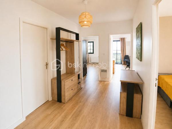 Dans un environnement calme et verdoyant, découvrez ce bel appartement T3 de 68,29 m² Loi Carrez, situé en rez-de-chaussée surélevé (sur l'arrière du bâtiment), d'une petite copropriété de seulement 6 logements construite en 1995.

Entièrement rénové avec goût, il offre une agréable pièce de vie lumineuse avec salon-séjour et cuisine aménagée et équipée, profitant d'une magnifique vue dégagée sur la campagne environnante. L'espace nuit comprend deux chambres avec placards, une salle d'eau moderne ainsi qu'un WC indépendant.

Vous apprécierez son emplacement privilégié : à seulement quelques minutes à pied du centre-ville, dans une rue paisible, au contact de la nature.

Les atouts :
✔ Appartement entièrement rénové
✔ Vue dégagée sur la campagne
✔ Petite copropriété de 6 logements
✔ À deux pas du centre-ville
✔ Environnement calme et verdoyant
✔ Place de parking attribuée
✔ Cave privative d'environ 9 m²
✔ Cour arrière commune
✔ Faibles charges de copropriété

Une belle opportunité pour une résidence principale ou un investissement locatif dans un cadre de vie recherché !
Contactez-moi rapidement pour organiser une visite au 07 83 78 24 35 !