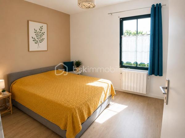 Dans un environnement calme et verdoyant, découvrez ce bel appartement T3 de 68,29 m² Loi Carrez, situé en rez-de-chaussée surélevé (sur l'arrière du bâtiment), d'une petite copropriété de seulement 6 logements construite en 1995.

Entièrement rénové avec goût, il offre une agréable pièce de vie lumineuse avec salon-séjour et cuisine aménagée et équipée, profitant d'une magnifique vue dégagée sur la campagne environnante. L'espace nuit comprend deux chambres avec placards, une salle d'eau moderne ainsi qu'un WC indépendant.

Vous apprécierez son emplacement privilégié : à seulement quelques minutes à pied du centre-ville, dans une rue paisible, au contact de la nature.

Les atouts :
✔ Appartement entièrement rénové
✔ Vue dégagée sur la campagne
✔ Petite copropriété de 6 logements
✔ À deux pas du centre-ville
✔ Environnement calme et verdoyant
✔ Place de parking attribuée
✔ Cave privative d'environ 9 m²
✔ Cour arrière commune
✔ Faibles charges de copropriété

Une belle opportunité pour une résidence principale ou un investissement locatif dans un cadre de vie recherché !
Contactez-moi rapidement pour organiser une visite au 07 83 78 24 35 !