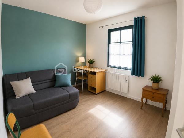 Dans un environnement calme et verdoyant, découvrez ce bel appartement T3 de 68,29 m² Loi Carrez, situé en rez-de-chaussée surélevé (sur l'arrière du bâtiment), d'une petite copropriété de seulement 6 logements construite en 1995.

Entièrement rénové avec goût, il offre une agréable pièce de vie lumineuse avec salon-séjour et cuisine aménagée et équipée, profitant d'une magnifique vue dégagée sur la campagne environnante. L'espace nuit comprend deux chambres avec placards, une salle d'eau moderne ainsi qu'un WC indépendant.

Vous apprécierez son emplacement privilégié : à seulement quelques minutes à pied du centre-ville, dans une rue paisible, au contact de la nature.

Les atouts :
✔ Appartement entièrement rénové
✔ Vue dégagée sur la campagne
✔ Petite copropriété de 6 logements
✔ À deux pas du centre-ville
✔ Environnement calme et verdoyant
✔ Place de parking attribuée
✔ Cave privative d'environ 9 m²
✔ Cour arrière commune
✔ Faibles charges de copropriété

Une belle opportunité pour une résidence principale ou un investissement locatif dans un cadre de vie recherché !
Contactez-moi rapidement pour organiser une visite au 07 83 78 24 35 !