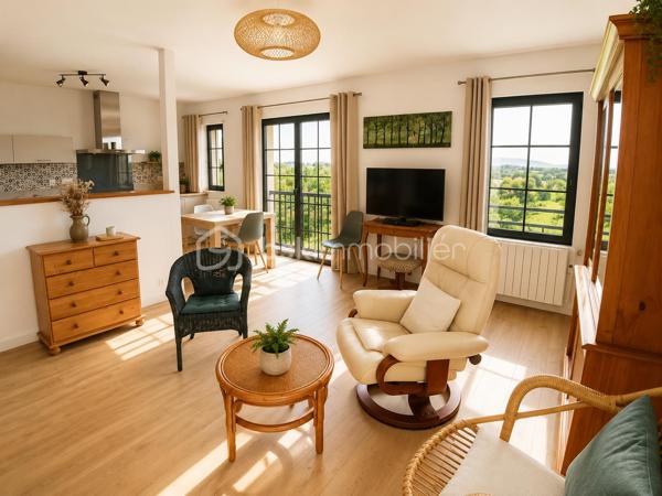 Dans un environnement calme et verdoyant, découvrez ce bel appartement T3 de 68,29 m² Loi Carrez, situé en rez-de-chaussée surélevé (sur l'arrière du bâtiment), d'une petite copropriété de seulement 6 logements construite en 1995.

Entièrement rénové avec goût, il offre une agréable pièce de vie lumineuse avec salon-séjour et cuisine aménagée et équipée, profitant d'une magnifique vue dégagée sur la campagne environnante. L'espace nuit comprend deux chambres avec placards, une salle d'eau moderne ainsi qu'un WC indépendant.

Vous apprécierez son emplacement privilégié : à seulement quelques minutes à pied du centre-ville, dans une rue paisible, au contact de la nature.

Les atouts :
✔ Appartement entièrement rénové
✔ Vue dégagée sur la campagne
✔ Petite copropriété de 6 logements
✔ À deux pas du centre-ville
✔ Environnement calme et verdoyant
✔ Place de parking attribuée
✔ Cave privative d'environ 9 m²
✔ Cour arrière commune
✔ Faibles charges de copropriété

Une belle opportunité pour une résidence principale ou un investissement locatif dans un cadre de vie recherché !
Contactez-moi rapidement pour organiser une visite au 07 83 78 24 35 !
