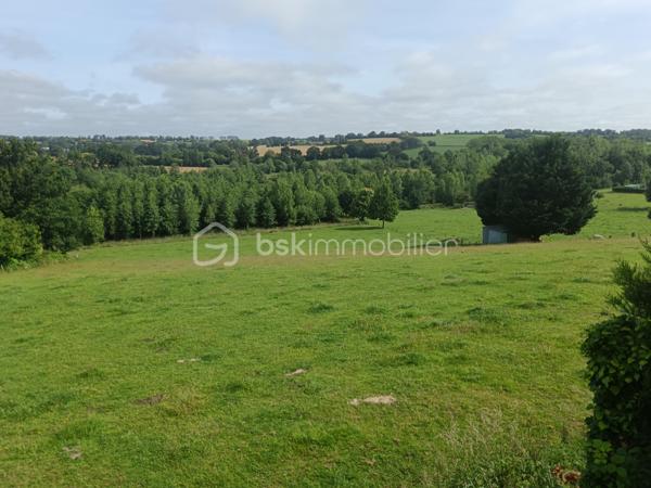 Dans un environnement calme et verdoyant, découvrez ce bel appartement T3 de 68,29 m² Loi Carrez, situé en rez-de-chaussée surélevé (sur l'arrière du bâtiment), d'une petite copropriété de seulement 6 logements construite en 1995.

Entièrement rénové avec goût, il offre une agréable pièce de vie lumineuse avec salon-séjour et cuisine aménagée et équipée, profitant d'une magnifique vue dégagée sur la campagne environnante. L'espace nuit comprend deux chambres avec placards, une salle d'eau moderne ainsi qu'un WC indépendant.

Vous apprécierez son emplacement privilégié : à seulement quelques minutes à pied du centre-ville, dans une rue paisible, au contact de la nature.

Les atouts :
✔ Appartement entièrement rénové
✔ Vue dégagée sur la campagne
✔ Petite copropriété de 6 logements
✔ À deux pas du centre-ville
✔ Environnement calme et verdoyant
✔ Place de parking attribuée
✔ Cave privative d'environ 9 m²
✔ Cour arrière commune
✔ Faibles charges de copropriété

Une belle opportunité pour une résidence principale ou un investissement locatif dans un cadre de vie recherché !
Contactez-moi rapidement pour organiser une visite au 07 83 78 24 35 !