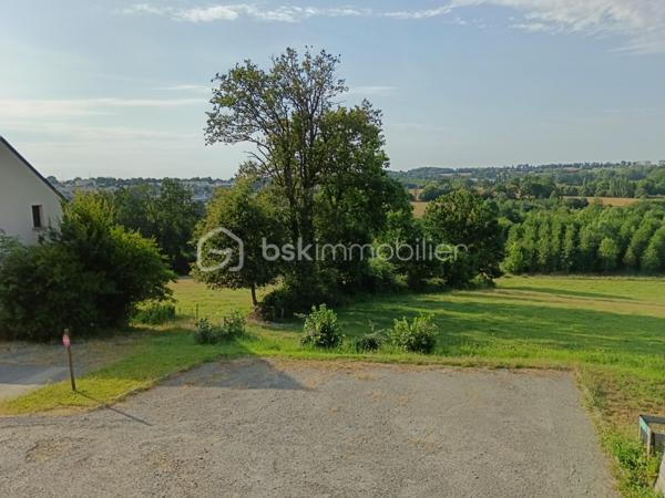 Dans un environnement calme et verdoyant, découvrez ce bel appartement T3 de 68,29 m² Loi Carrez, situé en rez-de-chaussée surélevé (sur l'arrière du bâtiment), d'une petite copropriété de seulement 6 logements construite en 1995.

Entièrement rénové avec goût, il offre une agréable pièce de vie lumineuse avec salon-séjour et cuisine aménagée et équipée, profitant d'une magnifique vue dégagée sur la campagne environnante. L'espace nuit comprend deux chambres avec placards, une salle d'eau moderne ainsi qu'un WC indépendant.

Vous apprécierez son emplacement privilégié : à seulement quelques minutes à pied du centre-ville, dans une rue paisible, au contact de la nature.

Les atouts :
✔ Appartement entièrement rénové
✔ Vue dégagée sur la campagne
✔ Petite copropriété de 6 logements
✔ À deux pas du centre-ville
✔ Environnement calme et verdoyant
✔ Place de parking attribuée
✔ Cave privative d'environ 9 m²
✔ Cour arrière commune
✔ Faibles charges de copropriété

Une belle opportunité pour une résidence principale ou un investissement locatif dans un cadre de vie recherché !
Contactez-moi rapidement pour organiser une visite au 07 83 78 24 35 !