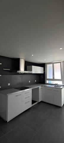 Tout d abord je vous précise que pour cette opportunité, le propriétaire est flexible et ouvert à petite discussion. 
Laissez vous séduire par cette charmante maison entièrement rénovée avec soin, ou il ne reste plus qu à poser vos valises. 
Maison de type 3 idéalement située en plein centre du village avec toutes les commodités à pied tél que l école maternelle et primaire, une superette ouverte 7 jours sur 7, La poste avec distributeur de billets, pharmacie et maison médicale, pizzaiolo, tabac et garage réparation voiture et tout cela à pied sur 300 m, Grand parking gratuit à 20 m. 
Maison de 74 m2 comportant au rez de chaussée : une salle de séjour/cuisine de 29 m2 lumineux ,une buanderie de 9 m2, un WC de 1 m2, un garage à vélo ou moto de 5 m2, maison traversante.
A l étage : Un escalier vous mène à l espace nuit, ou l on trouve d abord, un dégagement qui dessert lui un WC indépendant , une grande salle d eau contemporaine comportant, double vasque douche de 2,10 m X 90 cm, un chambre de 10 m2 une deuxième Chambre de 11 m2 
Sous combles on trouvera une très grande mezzanine ou l on se tient debout servant de 3 éme chambre ideal pour un ado surface 16 m2 .
Maison sans travaux, comportant des équipements récents et de qualité , 
des chassis PVC doubles vitrages oscillo-battant dans toutes les pièces,
 la climatisation réversible DAIKIN dans le séjour et les deux chambres à l étage, 
Une cuisine équipée d un four intégré , un micro onde intégré,un réfrigérateur congélateur intégré une plaque à induction une hotte aspirante, 
 la fibre des prises ordinateur RJ45 dans toutes les pièces, 
un tableau électricité fait par un professionnel et électricité toute refaite et aux Normes 
carrelage grand format 70 X 70 , 
faux plafonds avec spots intégrés. 
Faible taxe foncière 397 E et pas de charges de copropriété,
Il va falloir faire très vite pour visiter cette maison idéale jeune couple primo accédant, ou couple avec 2 enfants ou plus (3 chambres), personne seule ou investisseur.Une opportunité rare.  
Veuillez contacter par téléphone Laurent DENEUVILLE pour un RDV visite sans tarder.