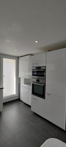 Tout d abord je vous précise que pour cette opportunité, le propriétaire est flexible et ouvert à petite discussion. 
Laissez vous séduire par cette charmante maison entièrement rénovée avec soin, ou il ne reste plus qu à poser vos valises. 
Maison de type 3 idéalement située en plein centre du village avec toutes les commodités à pied tél que l école maternelle et primaire, une superette ouverte 7 jours sur 7, La poste avec distributeur de billets, pharmacie et maison médicale, pizzaiolo, tabac et garage réparation voiture et tout cela à pied sur 300 m, Grand parking gratuit à 20 m. 
Maison de 74 m2 comportant au rez de chaussée : une salle de séjour/cuisine de 29 m2 lumineux ,une buanderie de 9 m2, un WC de 1 m2, un garage à vélo ou moto de 5 m2, maison traversante.
A l étage : Un escalier vous mène à l espace nuit, ou l on trouve d abord, un dégagement qui dessert lui un WC indépendant , une grande salle d eau contemporaine comportant, double vasque douche de 2,10 m X 90 cm, un chambre de 10 m2 une deuxième Chambre de 11 m2 
Sous combles on trouvera une très grande mezzanine ou l on se tient debout servant de 3 éme chambre ideal pour un ado surface 16 m2 .
Maison sans travaux, comportant des équipements récents et de qualité , 
des chassis PVC doubles vitrages oscillo-battant dans toutes les pièces,
 la climatisation réversible DAIKIN dans le séjour et les deux chambres à l étage, 
Une cuisine équipée d un four intégré , un micro onde intégré,un réfrigérateur congélateur intégré une plaque à induction une hotte aspirante, 
 la fibre des prises ordinateur RJ45 dans toutes les pièces, 
un tableau électricité fait par un professionnel et électricité toute refaite et aux Normes 
carrelage grand format 70 X 70 , 
faux plafonds avec spots intégrés. 
Faible taxe foncière 397 E et pas de charges de copropriété,
Il va falloir faire très vite pour visiter cette maison idéale jeune couple primo accédant, ou couple avec 2 enfants ou plus (3 chambres), personne seule ou investisseur.Une opportunité rare.  
Veuillez contacter par téléphone Laurent DENEUVILLE pour un RDV visite sans tarder.